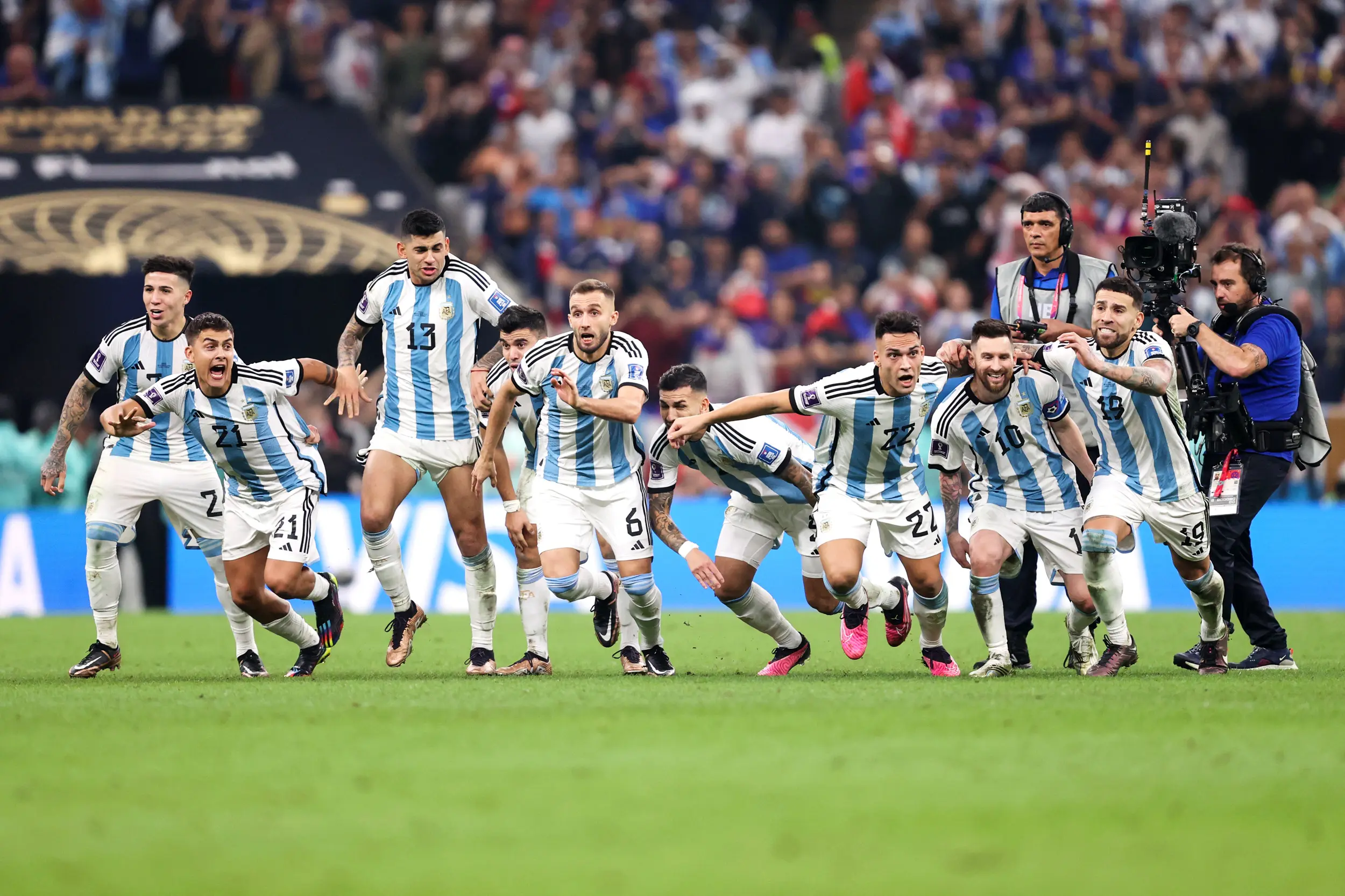 Các cầu thủ Argentina vỡ òa sau chiến thắng